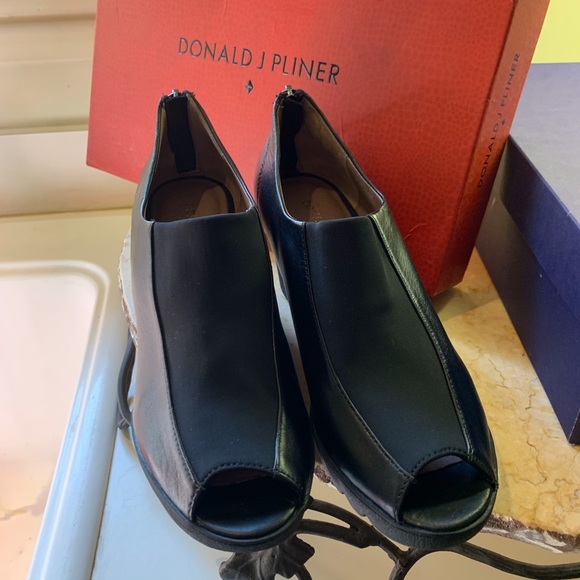 Donald Pliner Marve Black wedge pump - Picture 2 of 3